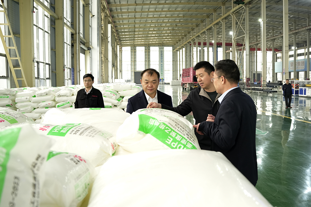 新疆和田地區(qū)策勒縣委副書記、組織部部長(zhǎng)李雷，和田商會(huì)會(huì)長(zhǎng)崔學(xué)海，新疆駐皖工作組主任張新等一行蒞臨豪家股份考察交流