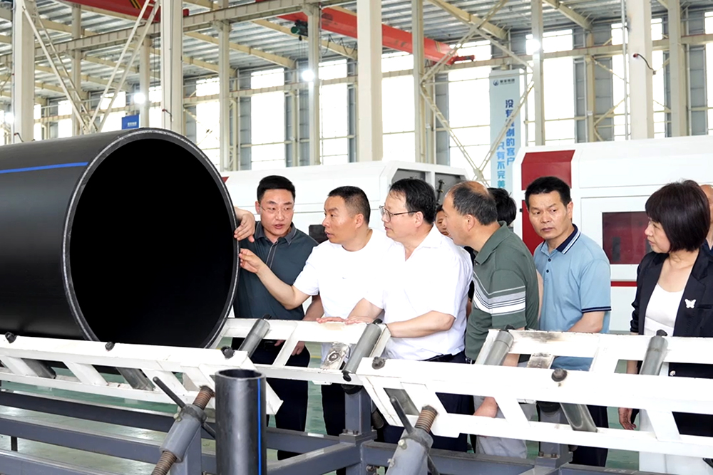 縣人大常委會(huì)副主任楊翠萍帶領(lǐng)阜南一中、三中教學(xué)骨干蒞臨豪家股份考察交流